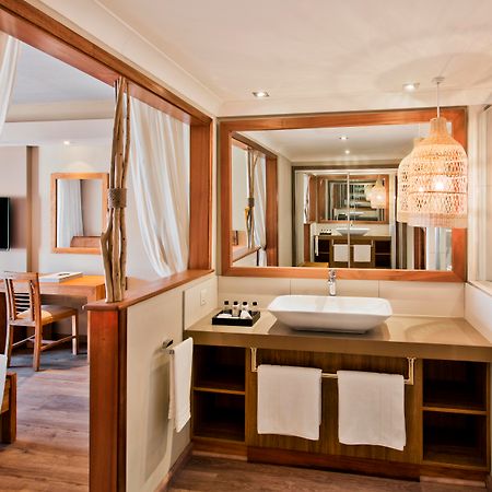 C Mauritius (Adults Only) Hotel Belle Mare Exterior foto Bathroom of a suite