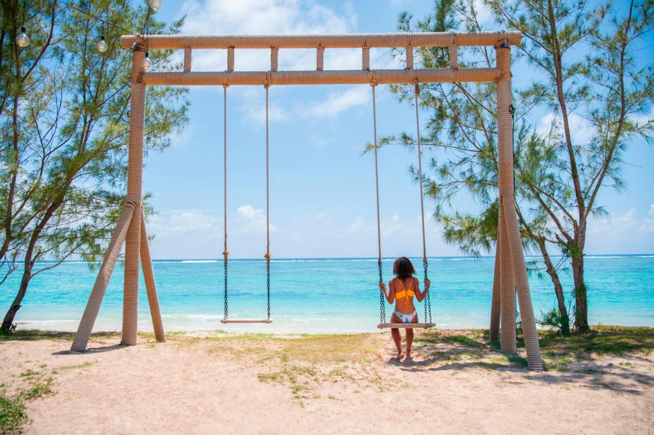 C Mauritius (Adults Only) Hotel Belle Mare Exterior foto Swing at the beach