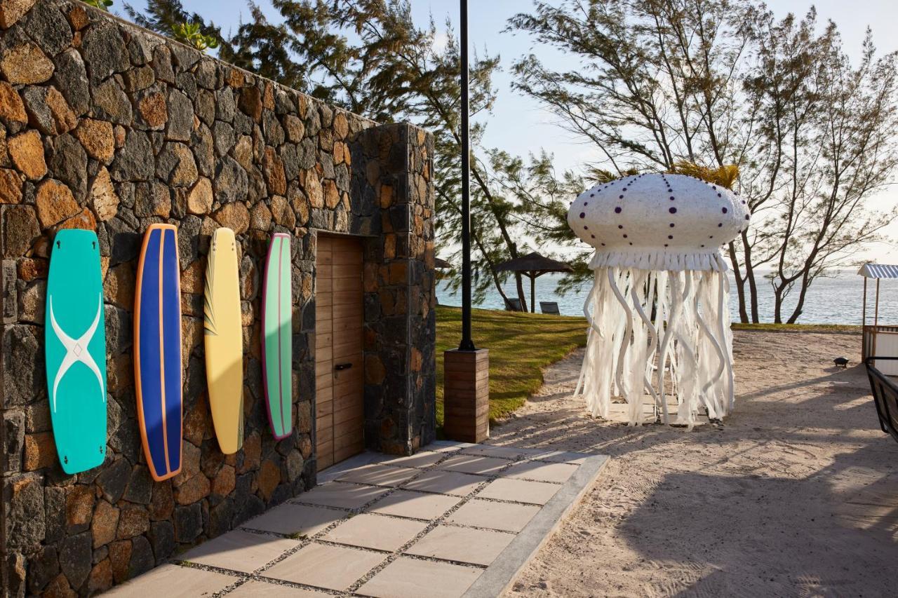 C Mauritius (Adults Only) Hotel Belle Mare Exterior foto The "Jellyfish" sculpture at the entrance of the resort
