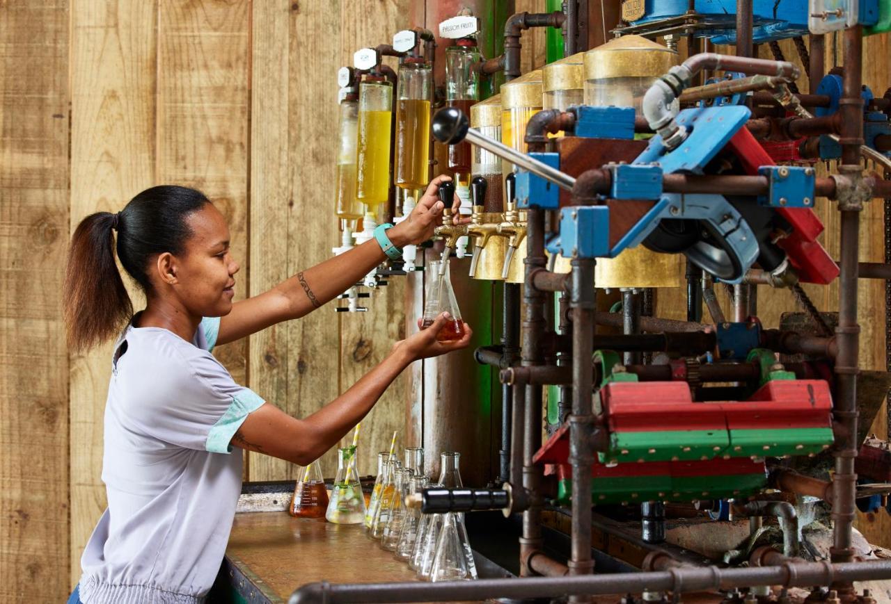 C Mauritius (Adults Only) Hotel Belle Mare Exterior foto A student working in the lab