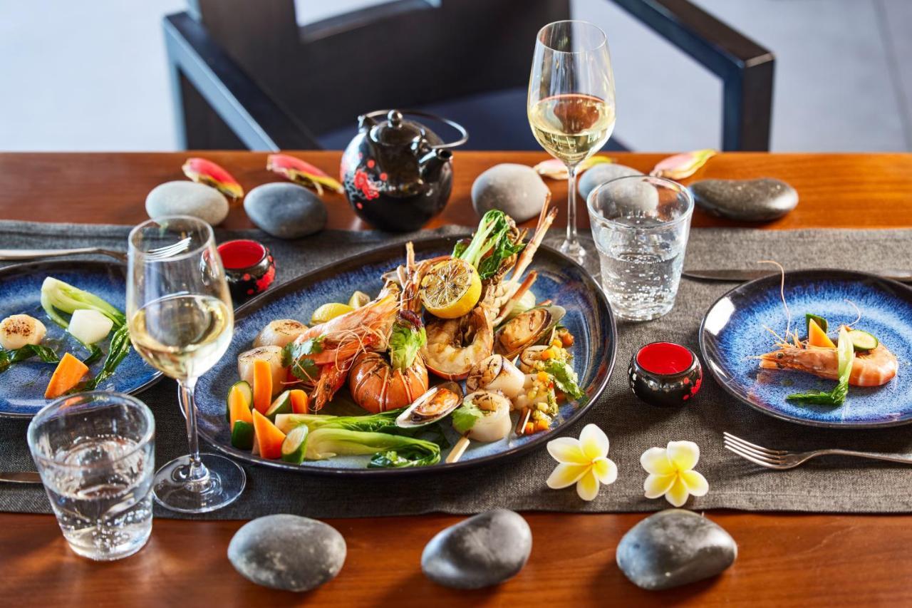 C Mauritius (Adults Only) Hotel Belle Mare Exterior foto A meal at the restaurant