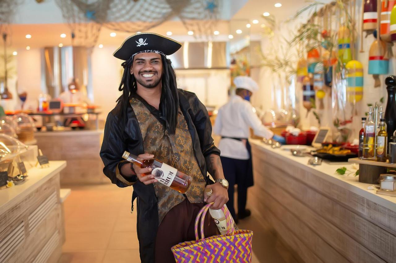 C Mauritius (Adults Only) Hotel Belle Mare Exterior foto A bartender at the Atlantis Paradise Island