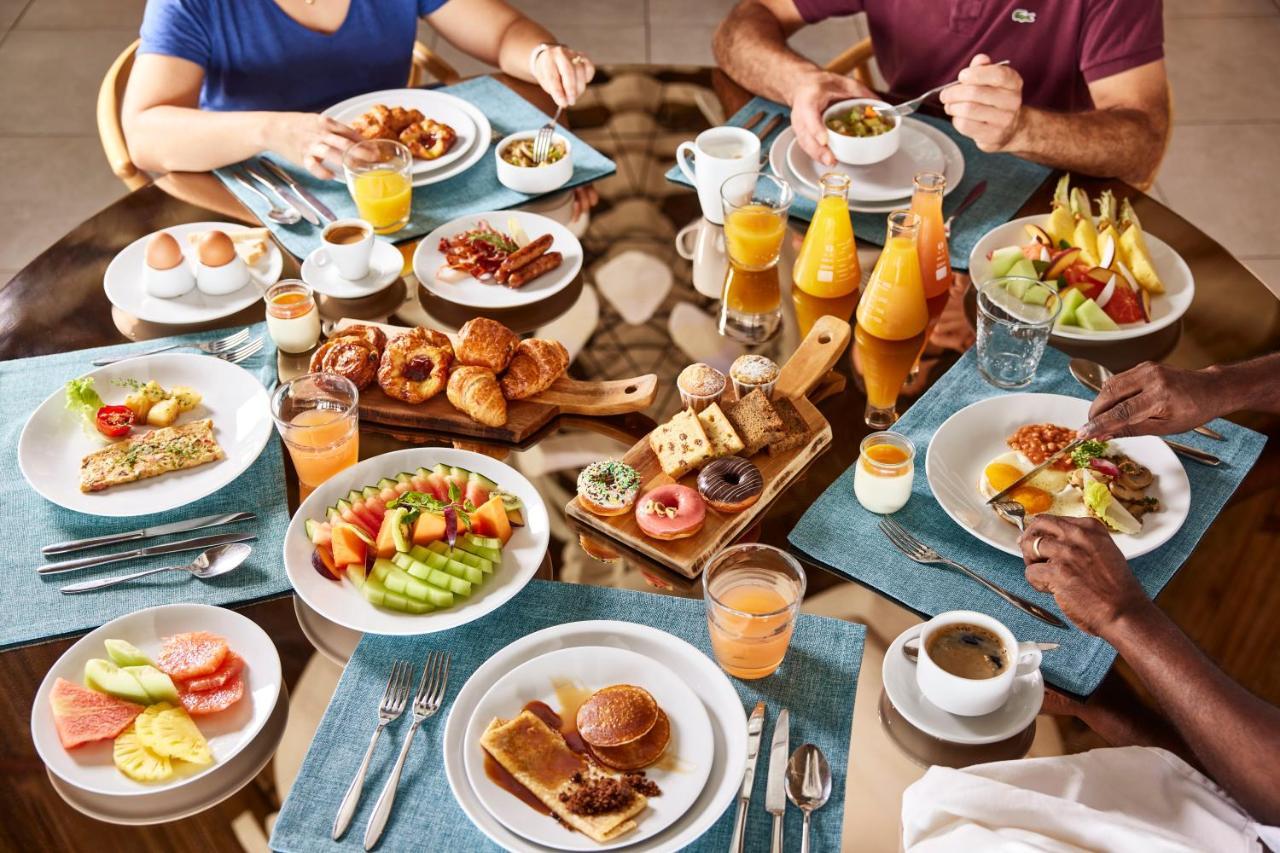 C Mauritius (Adults Only) Hotel Belle Mare Exterior foto A breakfast buffet