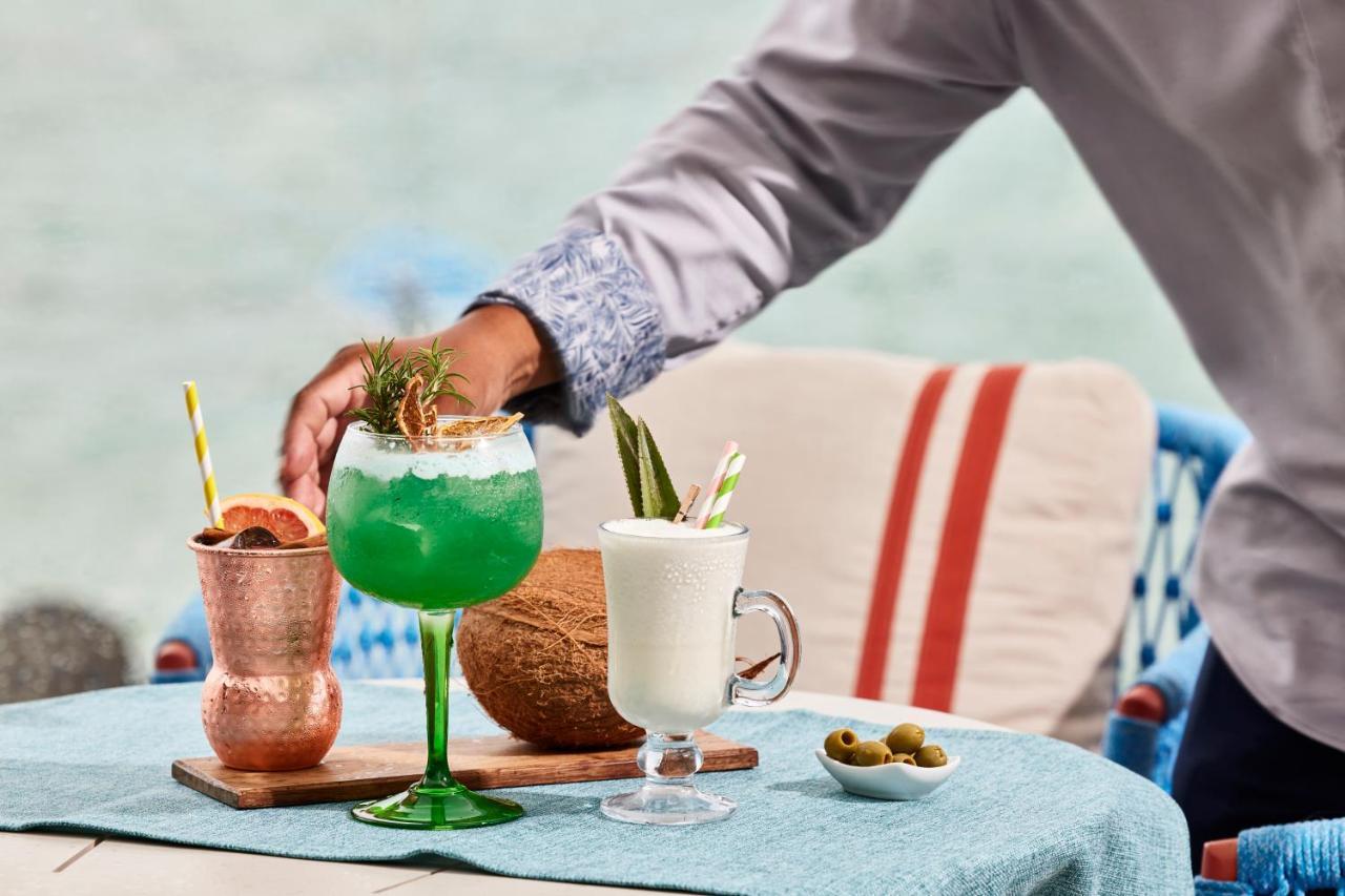 C Mauritius (Adults Only) Hotel Belle Mare Exterior foto Cocktails at the bar