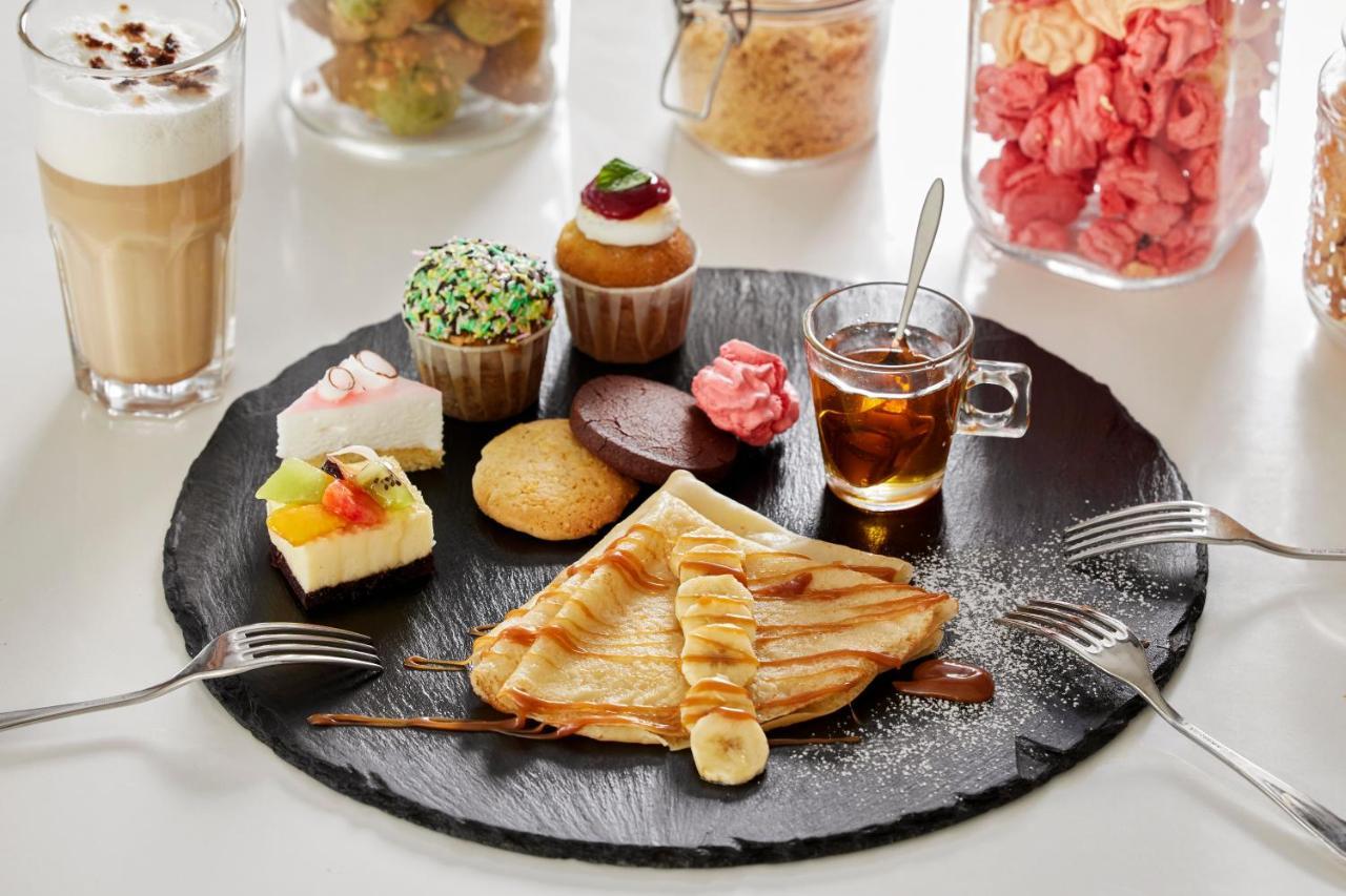 C Mauritius (Adults Only) Hotel Belle Mare Exterior foto A selection of desserts