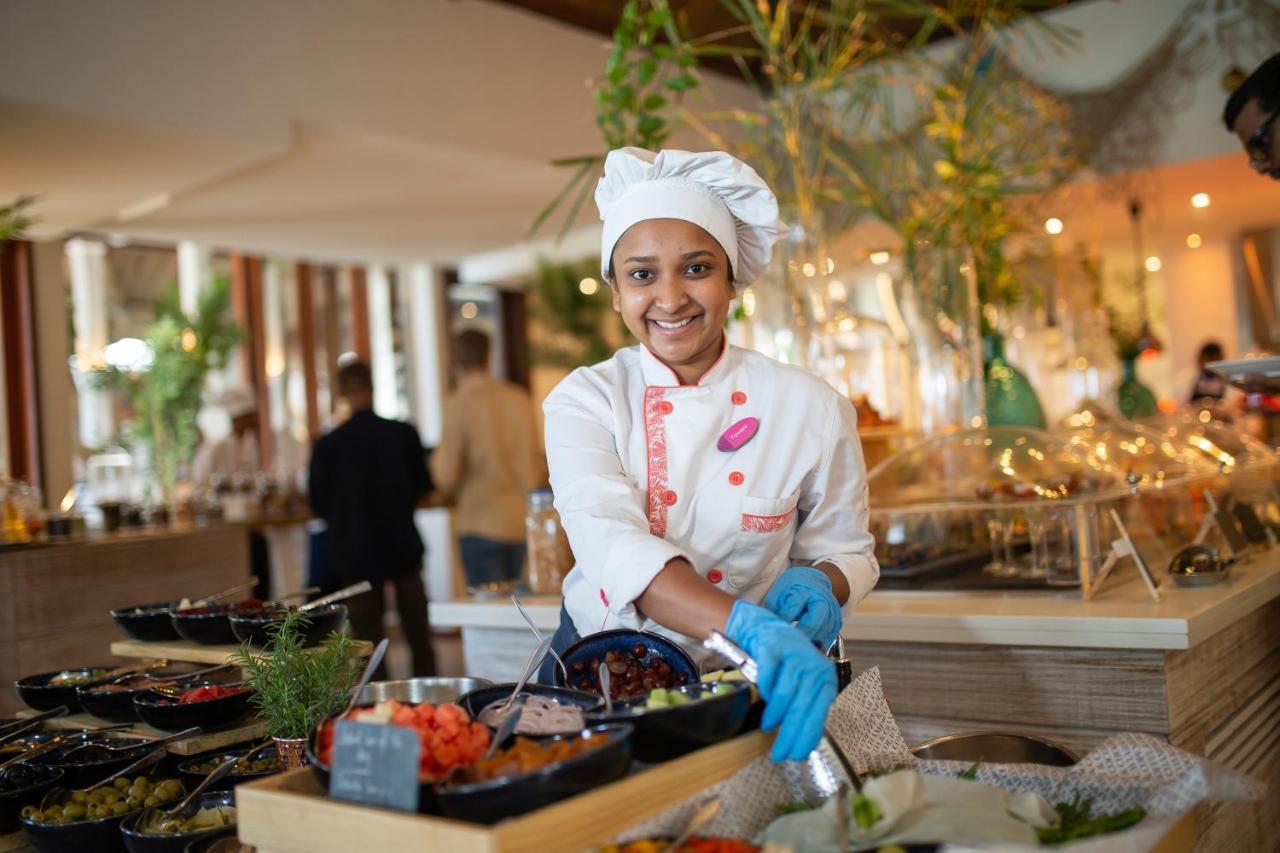 C Mauritius (Adults Only) Hotel Belle Mare Exterior foto A female chef at the buffet at the Taj Mahal Palace, Mumbai, India